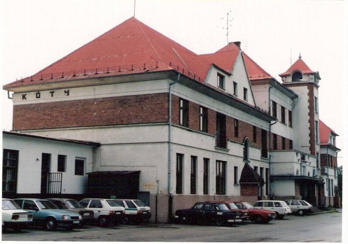  Kúty - výpravná budova nová. Šikmý pohľad z predsatničného priestoru od Břeclavi. Foto: M. Entner, 13.6.1996. 126 x 89, COLOR 