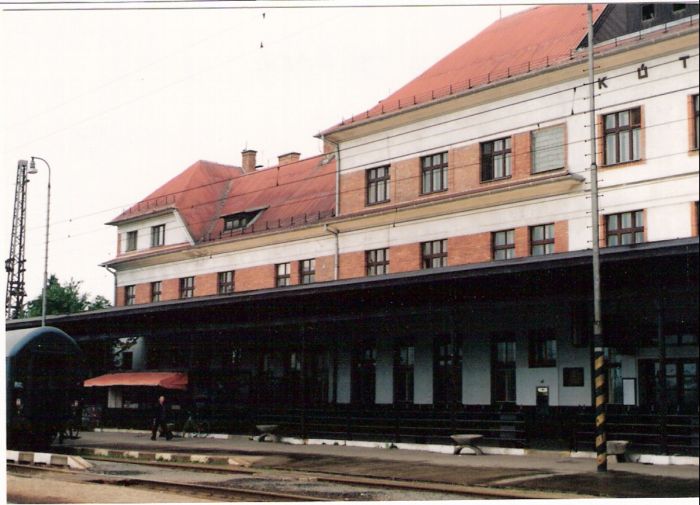  Kúty - výpravná budova nová. Pohľad zo strany koľají na bratislavskú polovicu priečelia. Foto: M. Entner, 13.6.1996. 126 x 89, COLOR 