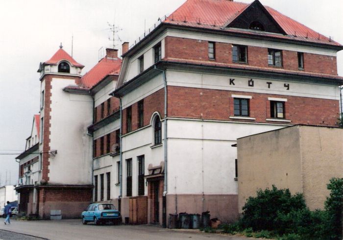  Kúty - výpravná budova nová. Šikmý pohľad z predstaničného priestoru od Bratislavy. Foto: M. Entner, 13.6.1996. 126 x 89, COLOR 
