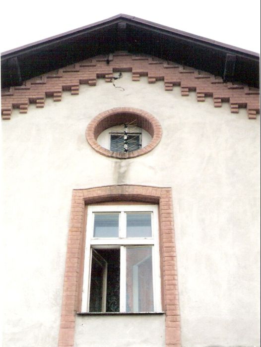  Bratislava-Vajnory - výpravná budova. Čelný pohľad na podstrešný otvor a okno v bočnej fasáde od Kútov. Foto: M. Entner, 21.3.1996. 89 x 126, COLOR 