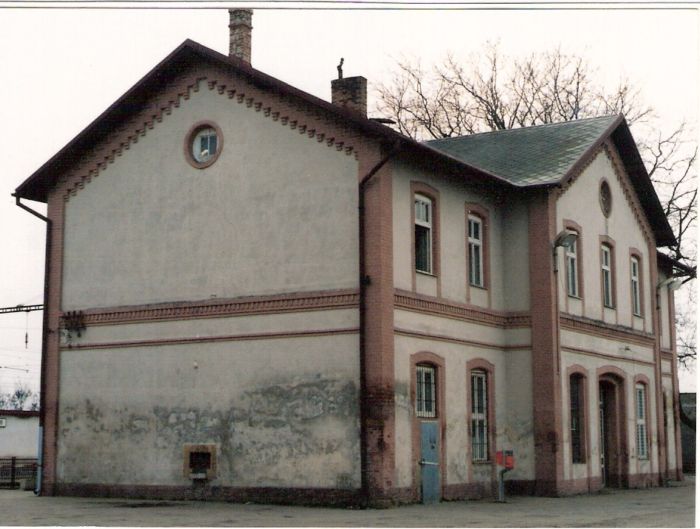  Bratislava-Vajnory - výpravná budova. Šikmý pohľad z predstaničného priestoru od Štúrova. Foto: M. Entner, 21.3.1996. 126 x 89, COLOR 