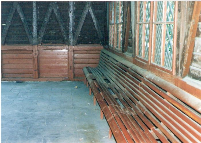  Bratislava-Železná Studienka - prístrešok čakárne drevený. Interiér s lavicami. Foto: M. Entner, 17.6.1996. 126 x 88, COLOR 