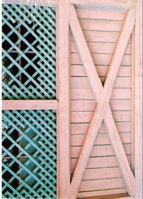  Bratislava-Železná Studienka - prístrešok čakárne drevený. Detail okna a vedľajšieho modulu steny. Foto: M. Entner, 17.6.1996. 88 x 126, COLOR 