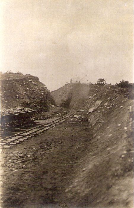  Odstrel v záreze s pracovnou drážkou. Vľavo plechové huntíky. Text: Výstavba trate Zvolen - Krupina. Foto: Anon., cca 1923, farebná xerokópia. 88 x 138 