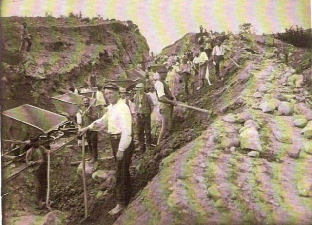  Zárez s pracovnou drážkou a plechovými huntíkmi. Ľudia v civile s náradím. Text: Výstavba trate Zvolen - Krupina. Foto: Anon., cca 1923, farebná xerokópia. 113 x 82 