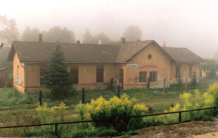  Kluknava - výpravná budova. Čelný pohľad zo strany koľají. Foto: R. Chalupa, 19.8.2001. 125 x 88, COLOR 