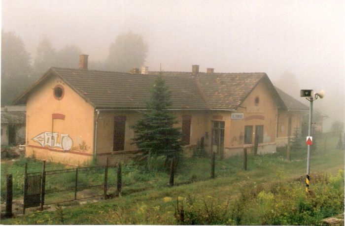  Kluknava - výpravná budova. Šikmý pohľad zo strany koľají od Košíc. Foto: R. Chalupa, 19.8.2001. 125 x 88, COLOR 