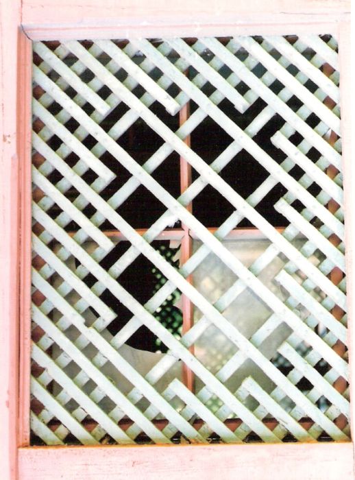  Bratislava-Železná Studienka - prístrešok čakárne drevený. Detail okna. Foto: M. Entner, 17.6.1996. 88 x 126, COLOR 