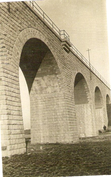  Kamenný železničný most. Pohľad zdola zblízka. Text: Výstavba trate Zvolen - Krupina. Foto: Anon., cca 1923, farebná xerokópia. 87 x 137 