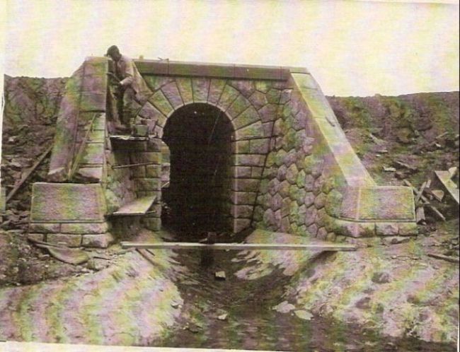  Kamenný železničný priepust. Na ľavej opore pracuje murár. Text: Výstavba trate Zvolen - Krupina. Foto: Anon., cca 1923, farebná xerokópia. 112 x 85 