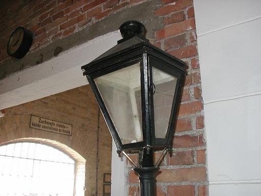 Lampa petrolejová symetrická do exteriéru, novší typ