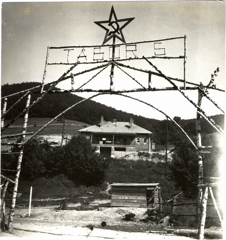  Brána do tábora č,VI., v pozadí nová stanica Kozelec, Trať mládeže, 1948-1949, autor neznámy, 129 x 138 mm 