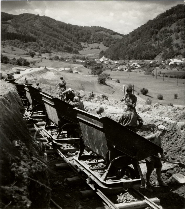 Nakladanie zeminy do plechových huntíkov stavebnej dráhy, pravdepodobne stavba Trate mládeže, 1948-1949, autor neznámy, 129 x 146 mm 