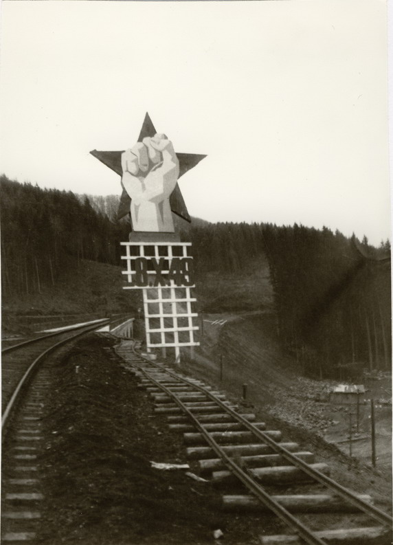  Improvizovaný monument (päťcípa hviezda so zovretou päsťou a dátumom 8.X.1949), 1949, autor neznámy, 120 x 170 mm 
