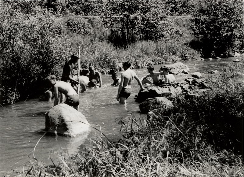  Brigádnici vo voľnom čase - kúpanie; pravdepodobne Trať mládeže, pravdepodobne 1948 - 1949, autor neznámy 