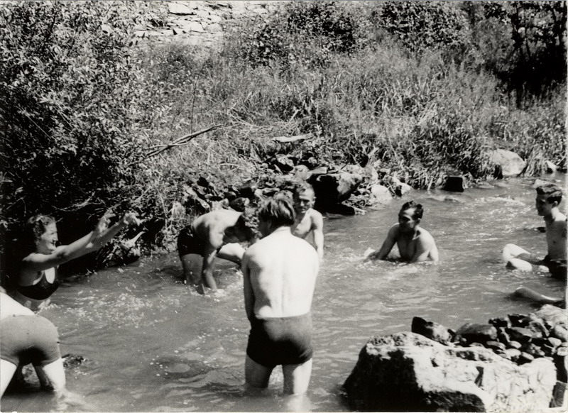  Brigádnici vo voľnom čase - kúpanie; pravdepodobne Trať mládeže, pravdepodobne 1948 - 1949, autor neznámy 