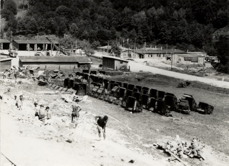  Základný tábor na Trati mládeže - huntíky stavebnej dráhy, garáže nákladných automobilov, ubytovacie priestory, autor neznámy, 1948 - 1949, 178 x 132 