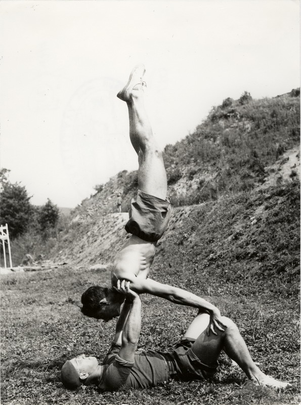  Brigádnici vo voľnom čase - dvaja cvičiaci; pravdepodobne Trať mládeže, pravdepodobne 1948 - 1949, autor neznámy 
