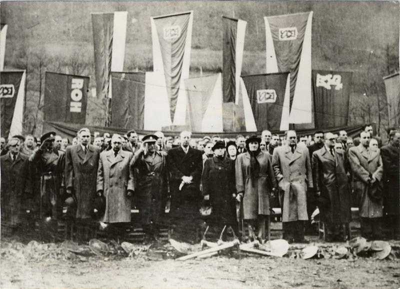  Predseda SNR K. Šmidke a of. hostia pri odovzdaní Trate mládeže do užívania 28.10.1949, autor a miesto nezn., 180 x 130 mm, repro: Patschová K. 