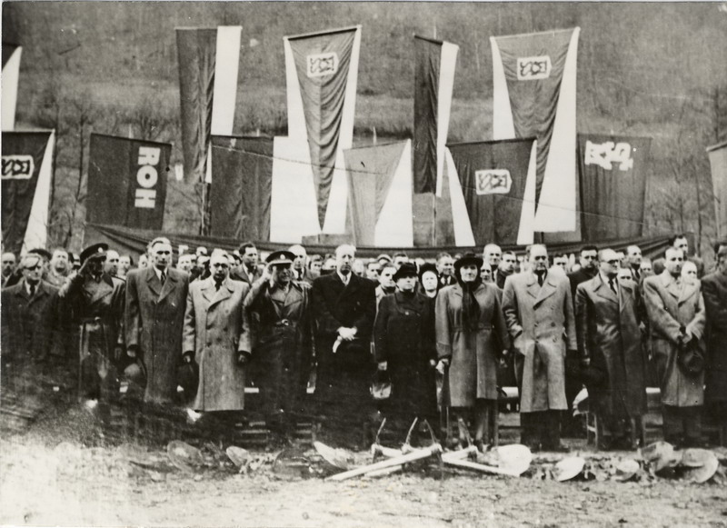  Slávnostné otvorenie Trate mládeže - zástup činovníkov, miesto neznáme, 28.10.1949, autor Rákayová, 180 x 130 mm, repro: Patschová K. 