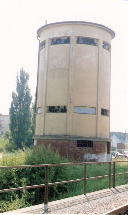  Bánovce nad Bebravou - vodáreň. Šikmý pohľad zo strany koľají od Trenčína. Vodáreň Bánovce nad Bebravou, foto: M. Entner, 25.8.1996, 90 x 125, COLOR 