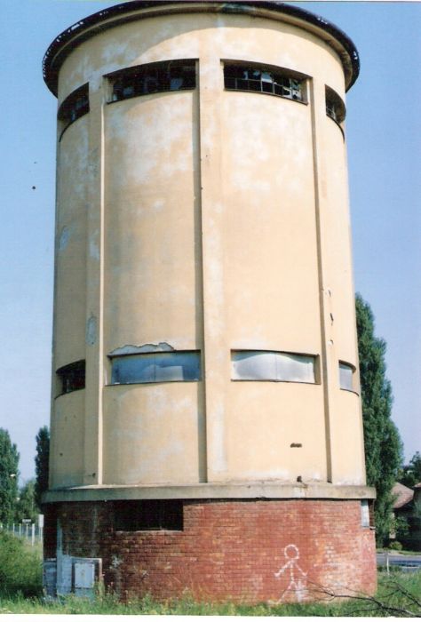  Bánovce nad Bebravou - vodáreň. Pohľad v osi koľaje od Topolčian. Foto: M. Entner, 25.8.1996. 90 x 126, COLOR 