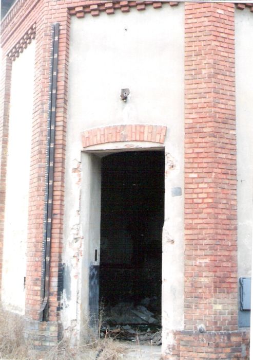  Bratislava-Vajnory - vodáreň. Detailný pohľad na otvor vstupných dverí. Foto: M. Entner, 21.3.1996. 89 x 125, COLOR 