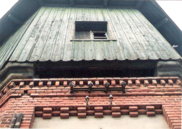  Bratislava-Vajnory - vodáreň. Detailný pohľad zdola na styk murovanej časti a dreveného obkladu vodojemu s oknom. Foto: M. Entner, 7.1994. 126 x 88, COLOR 
