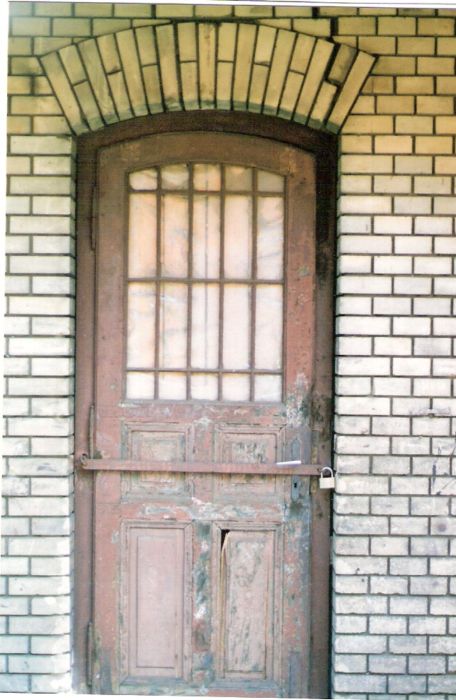  Bratislava-Železná Studienka - strážny dom. Pohľad na vstupné dvere. Foto: M. Entner, 17.6.1996. 89 x 126, COLOR 