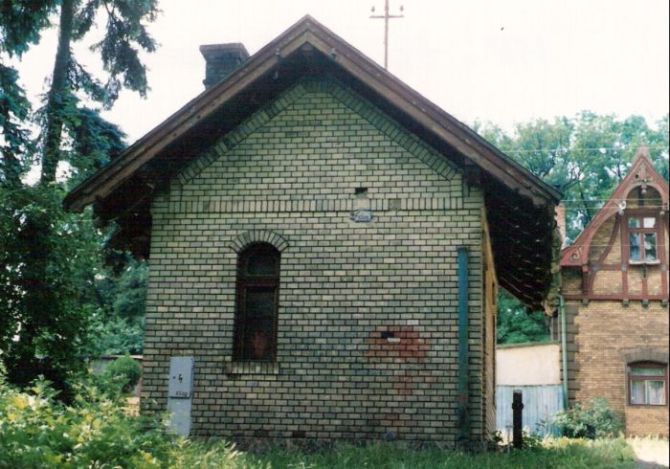  Bratislava-Železná Studienka - strážny dom. Čelný pohľad z predstaničného priestoru. Foto: M. Entner, 17.6.1996. 126 x 89, COLOR 