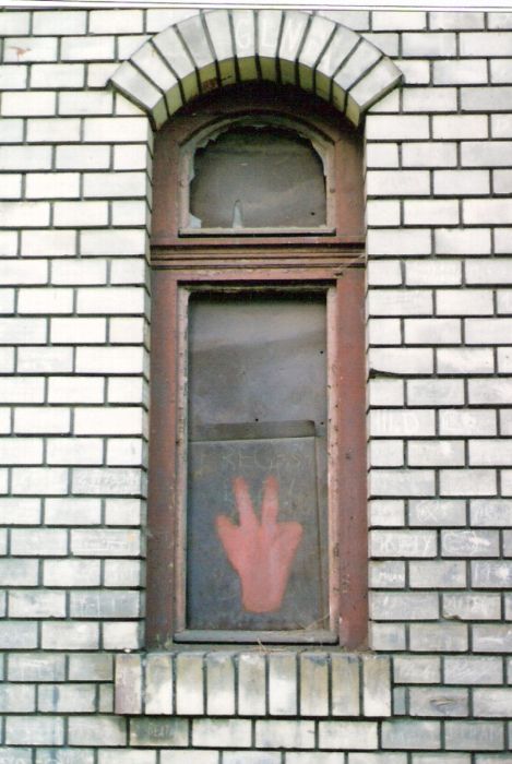  Bratislava-Železná Studienka - strážny dom. Pohľad na okno na predstaničnej fasáde. Foto: M. Entner, 17.6.1996. 89 x 126, COLOR 