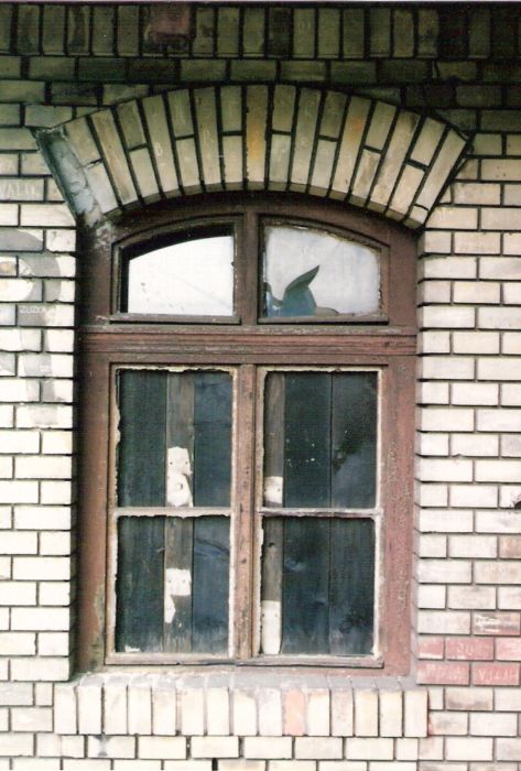  Bratislava-Železná Studienka - strážny dom. Pohľad na okno na bratislavskej fasáde. Foto: M. Entner, 17.6.1996. 89 x 126, COLOR 