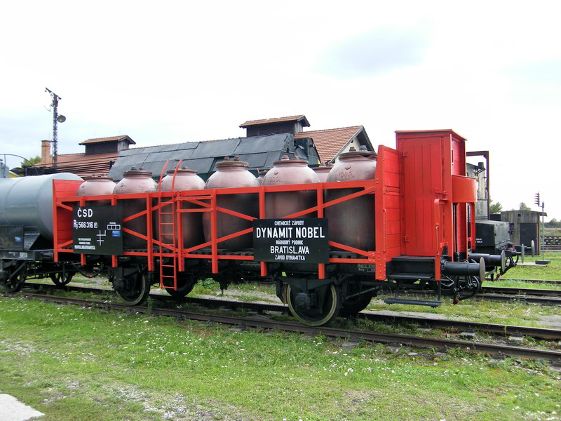 Vozeň s kamenin. nádobami, r. v. cca 1930 (070 0036-8)