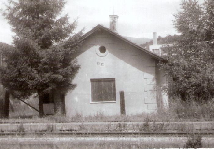  Heľpa - strážny dom na margecanskej strane. Čelný pohľad zo strany koľají. Foto: J. Kubáček, 13.7.1994. 179 x 120 