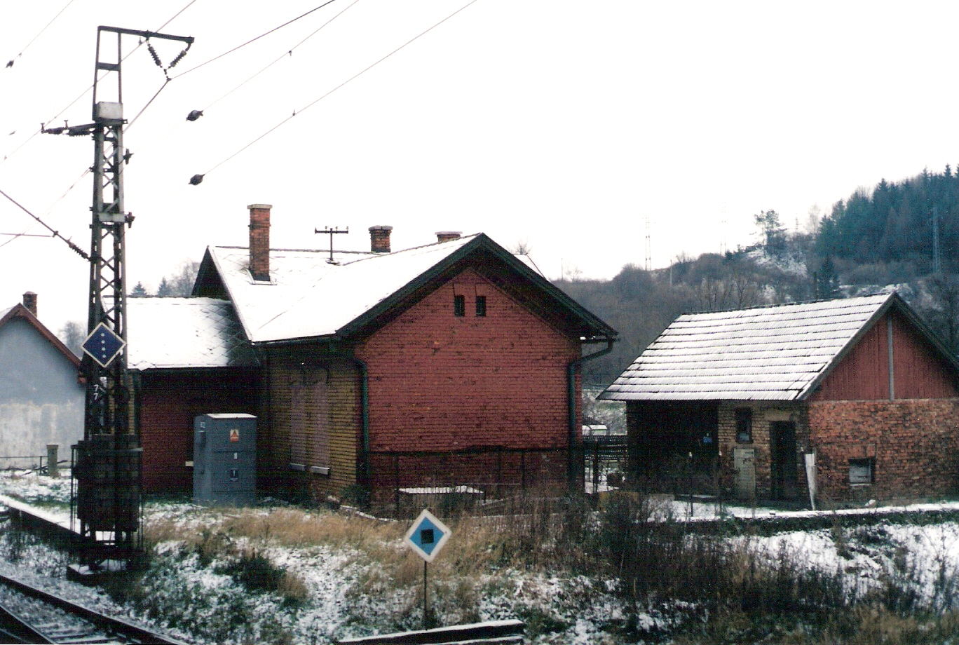  Dubná Skala - strážny dom. Šikmý pohľad zo strany koľaje od Žiliny. Foto: M. Entner, 30.11.1996. 178 x 126, COLOR 