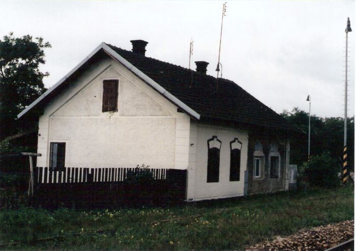  Bernolákovo - obytná budova pri seneckom zhlaví. Šikmý pohľad zo strany koľaje od Štúrova. Foto:M. Entner, 15.9.1996. 126 x 89, COLOR 