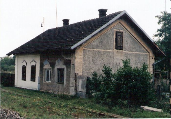  Bernolákovo - obytná budova pri seneckom zhlaví. Čelný pohľad v osi koľají od Bratislavy. Foto:M. Entner, 15.9.1996. 126 x 89, COLOR 