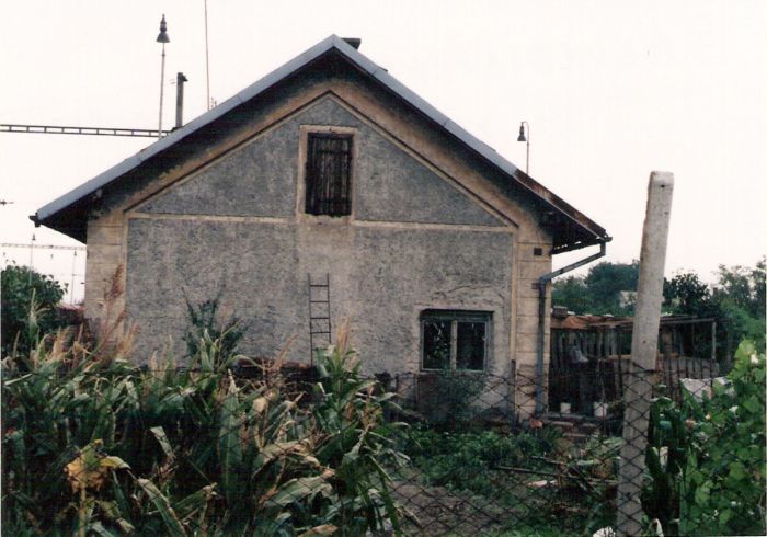  Bernolákovo - obytná budova pri seneckom zhlaví. Šikmý pohľad zo strany koľaje od Štúrova. Foto:M. Entner, 15.9.1996. 126 x 89, COLOR 