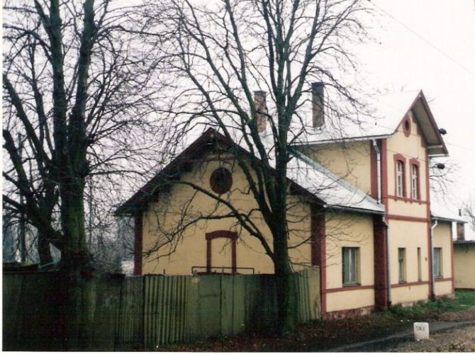  Dubnica nad Váhom - výpravná budova stará. Šikmý pohľad zo strany koľají od Žiliny. Foto: M. Entner, 14.12.1996. 126 x 89, COLOR 