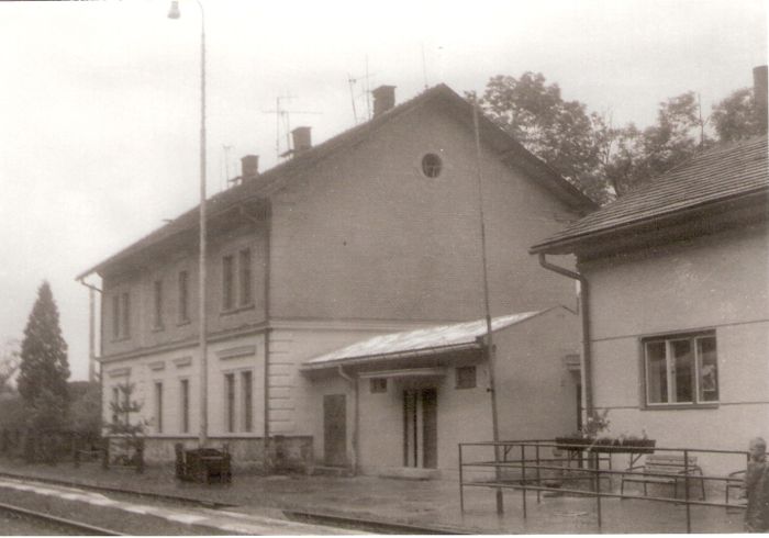  Hnúšťa - obytná budova pri výpravnej budove v smere na Jesenské. Šikmý pohľad zo strany koľají od Tisovca. Foto: J. Kubáček, 16.9.1994. 178 x 120 