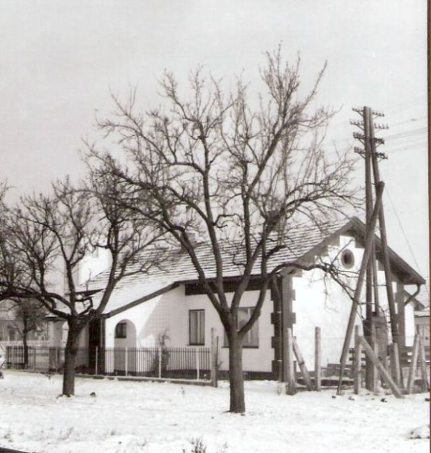  Koniarovce - obytná budova pri topolčianskom zhlaví. Zimný šikmý pohľad zo strany koľají od Nitry. Foto: J. Kubáček, 5.1.1996. 100 x 100 