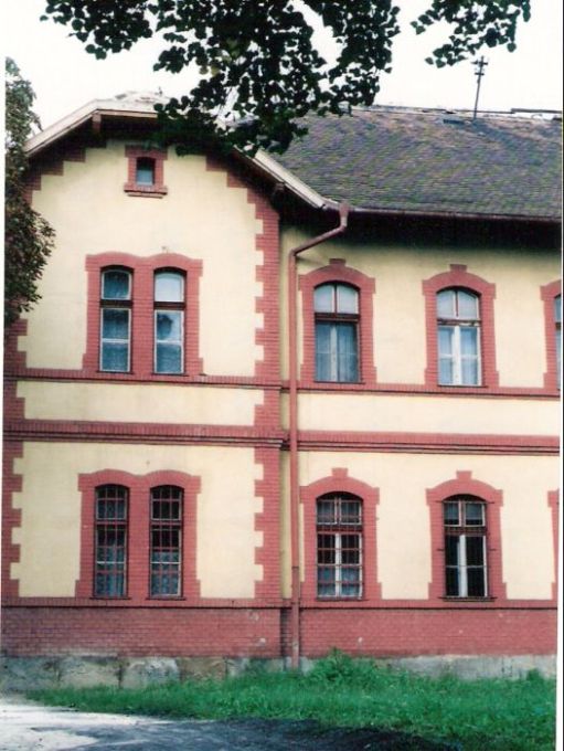  Leopoldov - obytná budova pri stanici. Čelný pohľad na ľavý krajný rizalit odvrátený od stanice. Foto: M. Entner, 9.1996. 89 x 126, COLOR 