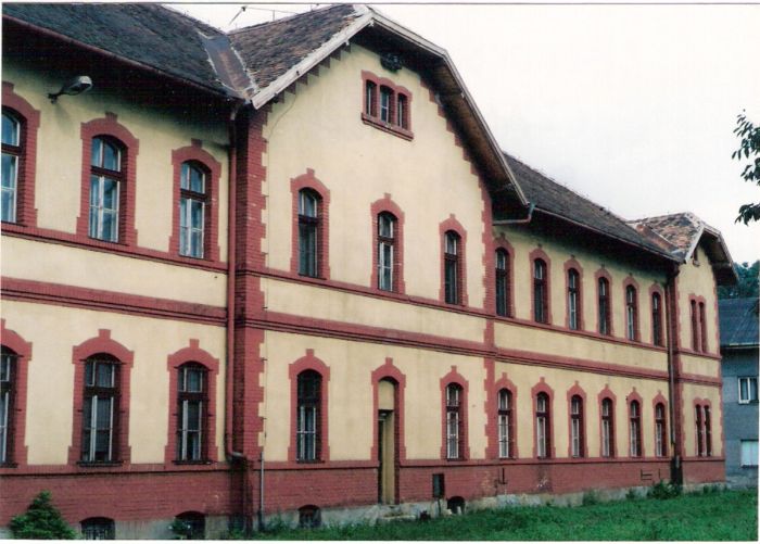  Leopoldov - obytná budova pri stanici. Šikmý pohľad na priečelie odvrátené od stanice od Bratislavy. Foto: M. Entner, 9.1995. 126 x 89, COLOR 