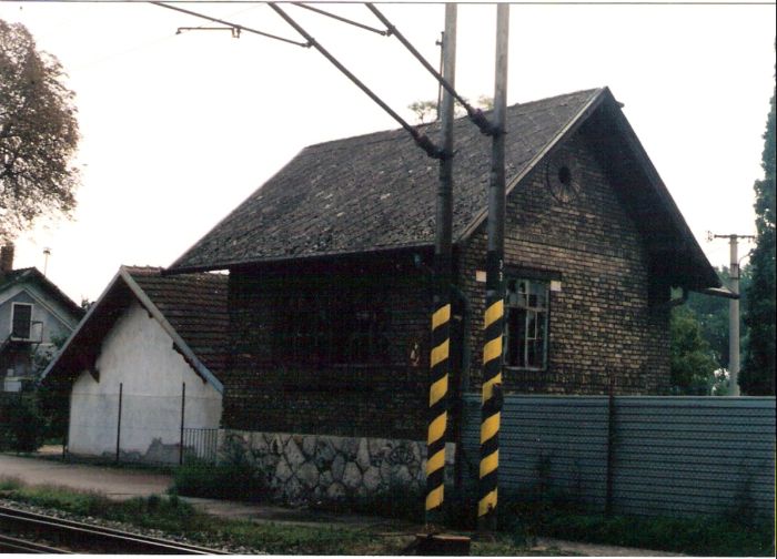  Bernolákovo - stavadlo na bratislavskom zhlaví. Šikmý pohľad zo strany koľají od Bratislavy. Foto: M. Entner, 15.9.1996. 126 x 89, COLOR 