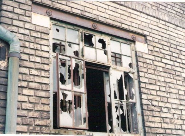  Bernolákovo - stavadlo na bratislavskom zhlaví. Pohľad na okno na bratislavskom priečelí. Foto: M. Entner, 15.9.1996. 126 x 89, COLOR 