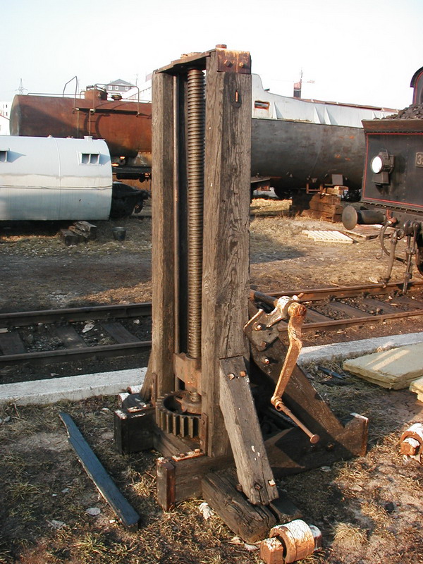Zdvihák rušňový ručný traverzový – drevená konštrukcia