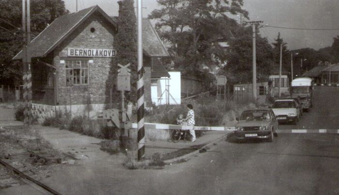  Bernolákovo - stavadlo na bratislavskom zhlaví. Šikmý pohľad zo strany koľají od Bratislavy. Foto: J. Kubáček, 6.7.1993. 180 x 120 
