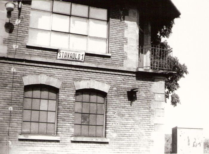 Fiľakovo - stavadlo na košickom zhlaví (St 1). Čelný pohľad zo strany na košickú časť fasády. Malé zvonkové návestidlo. Foto: J. Kubáček, 22.7.1992. 178 x 124 