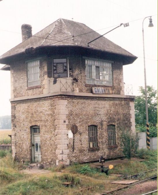  Galanta - stavadlo na bratislavskom zhlaví. Šikmý pohľad zo strany koľají od Štúrova. Foto: M. Entner, cca 1995. 126 x 178 
