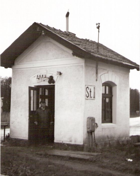  Gbely - stanovište signalistu na kútskom zhlaví (St I). Šikmý pohľad strany koľají od št. hranice. Foto: J. Kubáček, jar 1998. 88 x 126 